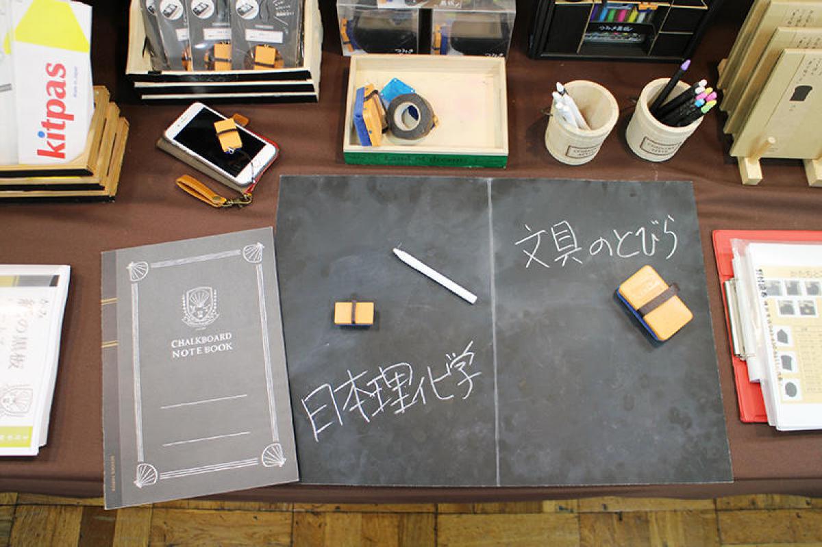 【新製品】インスタ必須アイテム！日本理化学のチョークで描いて消せる「紙の黒板」｜