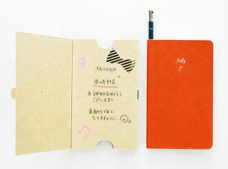 【新製品】記念日のプレゼントに最適な手帳！月と日を組み合わせて作るダイゴー「アニバーサリー手帳」