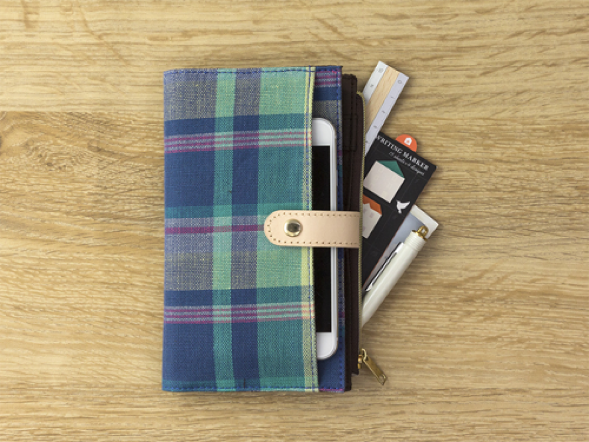 新製品】収納力抜群のファスナーポーチ付きダイアリー｜