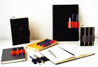 【新製品】太さの異なる３本のペンに対応、ノートに取り付けられる機能的なペンホルダー