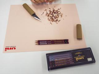 【ニュース】三菱鉛筆が恒例の「鉛筆けずり入社式」を実施