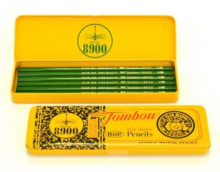 【新製品】トンボ鉛筆「8900番」が黄色いダース箱になって70年！ 缶ペンケース付き限定セット発売