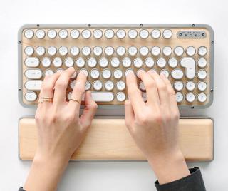 【ニュース】タイプライターのようなデザインと打感。キーボード「AZIO」日本特製版上陸に向けたプロジェクト始動