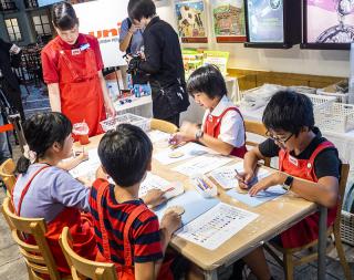 【イベント】三菱鉛筆がキッザニア東京で工作イベント、「ポンキーペンシル」でびゅんびゅんゴマ作り