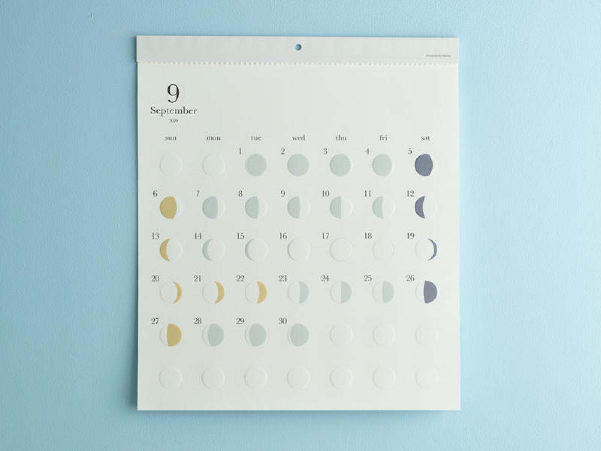新製品】“月の満ち欠け”をモチーフにしたカレンダーの2020年が販売開始｜