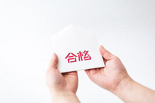 【新製品】受験生へのプレゼントに。お守りをスタイリッシュに保管できる「おまもりのおうち」