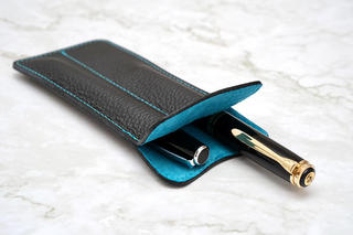 【新製品】大事な万年筆をスマートに持ち運べるフラット型本革ペンケースが新色を加えリニューアル