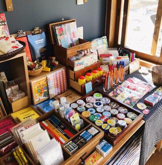 【新店舗】ノスタルジックな文具カフェ「カフェクジラ文具店」が大阪・日根野にオープン