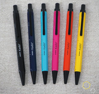 【新製品】カラフルな六角軸のボールペン「カドカド」
