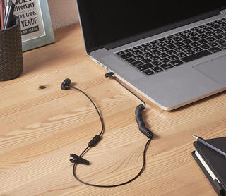 【新製品】カールコードタイプで絡みにくい！ テレワークやオンライン学習にも最適なイヤホン