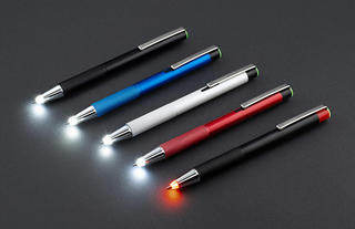 【新製品】暗い場所での筆記や天体観測にも！より使いやすくなったライト付きボールペン「ライトライトα」