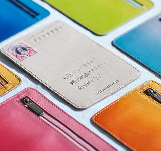 【新製品】書いて、贈り物も入れられる「革のハガキ」
