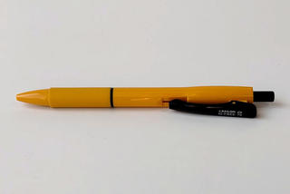 【連載】車椅子ライターから見た 弱い力でも使いやすい文具たち #55 「しっかり書ける油性ボールペン」