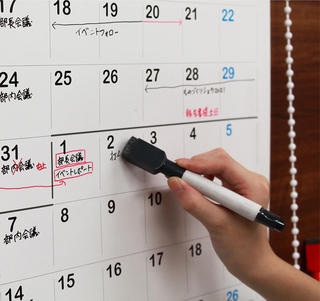【新製品】ホワイトボードのように使える新発想の巻物型カレンダー