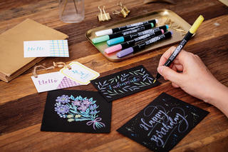【新製品】黒濃色紙にぴったり！パステルカラーが鮮やかに発色する筆ペン
