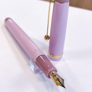 【新製品】オエステ会オリジナル万年筆、カラーは「紅藤-benifuji-」