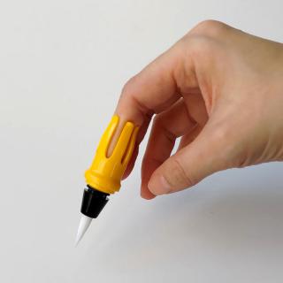 【連載】車椅子ライターから見た 弱い力でも使いやすい文具たち #66「指先が筆になる...！ 握力ゼロでも使える筆」