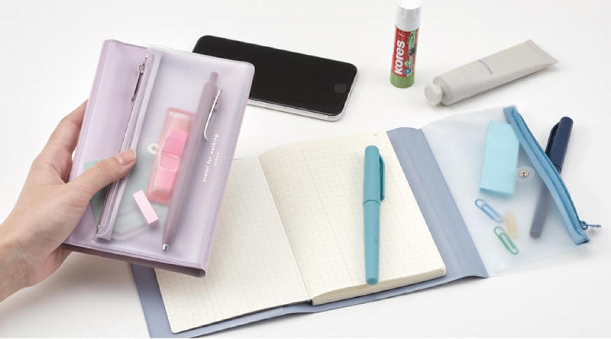 新製品】「isshoni.ペンケース付ノート・手帳カバーPVC」にA6サイズ追加｜
