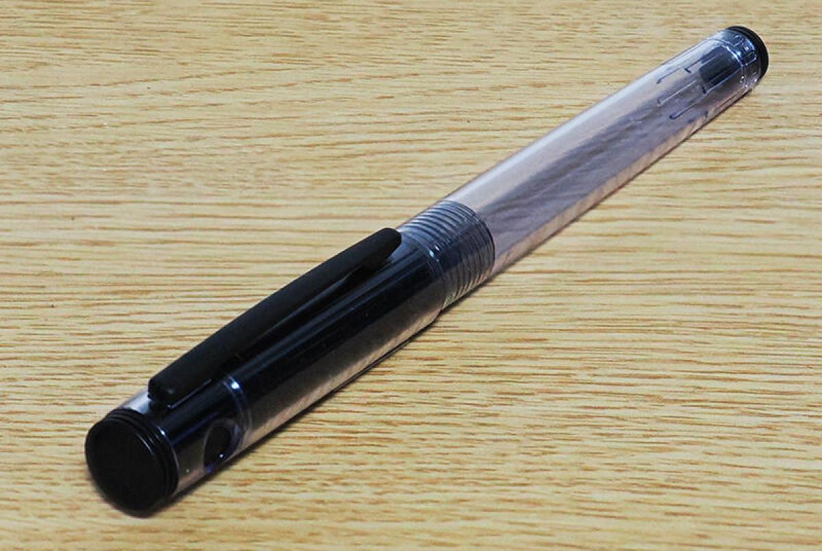 コレ買いました！】ほんのりと色付いた透明軸の限定万年筆｜