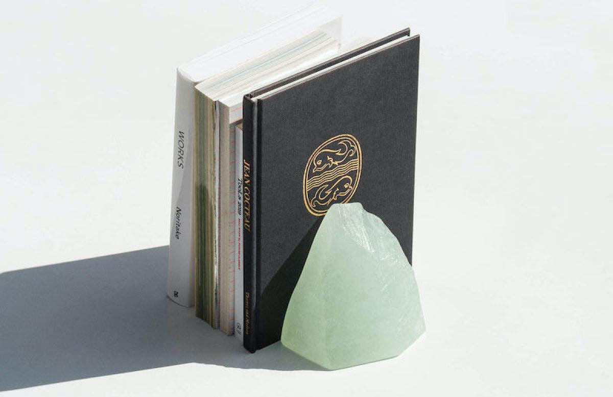 新製品】氷山をイメージした「蛍硝子ブックエンド」｜