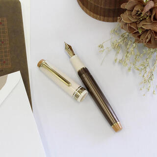 【新製品】石丸文行堂の「長崎美景」シリーズ万年筆「ツシマヤマネコブラウン」