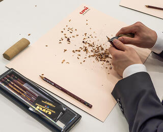 【ニュース】三菱鉛筆が恒例の「第18回鉛筆けずり入社式」を実施