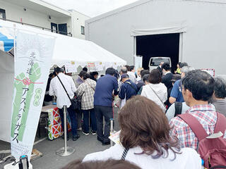 【イベントレポート】アスパラ求め大行列！日本理化学工業が本社で「美唄フェア」