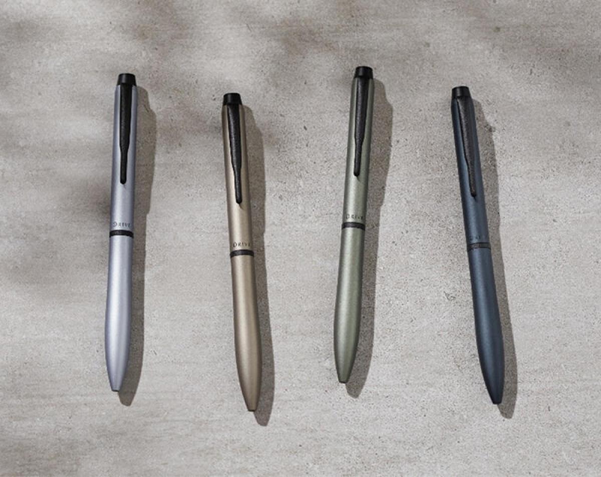 【限定】アクロドライブ10周年記念限定デザイン4種類セット 新製品】低粘度油性ボールペン「アクロドライブ」10周年限定モデル｜