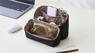 【新製品】化粧品やガジェットをまとめてすっきり収納！スタンドタイプのツールポーチ