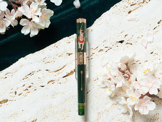 【新製品】日本の伝統工芸手法で流鏑馬を描いた「ROMEO No.3」万年筆
