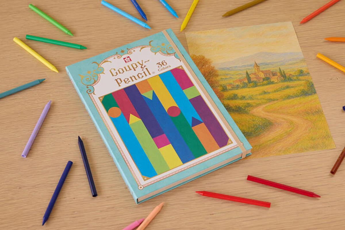 新製品】絵本のようなデザインの「クーピーペンシル36色セット」｜