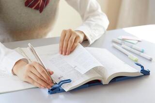 【新製品】クリップを取り外さずにページがめくれる！折りたたみブッククリップ