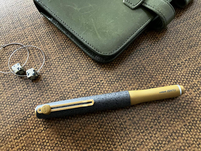 【コレ買いました！】ラスト1本に出会えた「uniball ZENTO ストーンブラス」