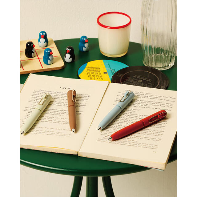 【新製品】初の3色ボールペン。かわいいフォルムの「ユニボール ワン 3」