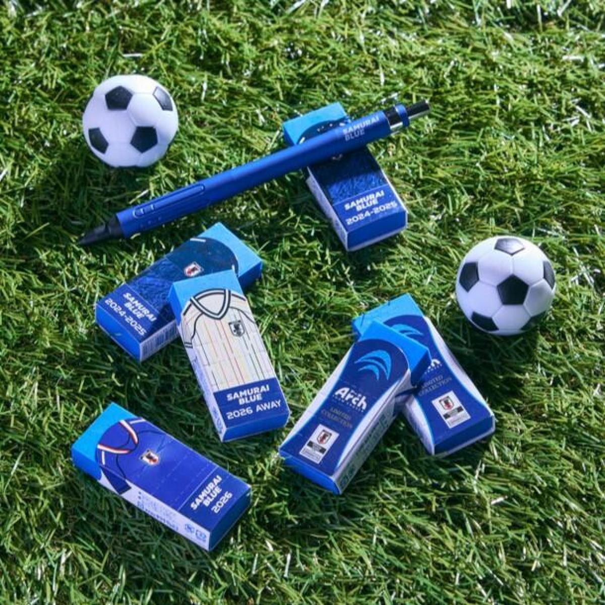 青色球形消しゴム 新製品】サッカー日本代表デザインのアーチ消しゴム＆シャープペン｜