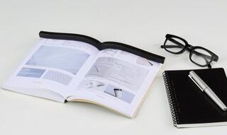 【新製品】より分厚い本や大判な本もしっかり開いたまま保持できる「もっと本に寄り添う文鎮」