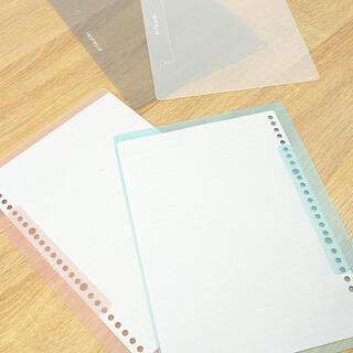 【コレ注目！】書きやすさをサポートするルーズリーフ専用下敷き「ピタジキ」