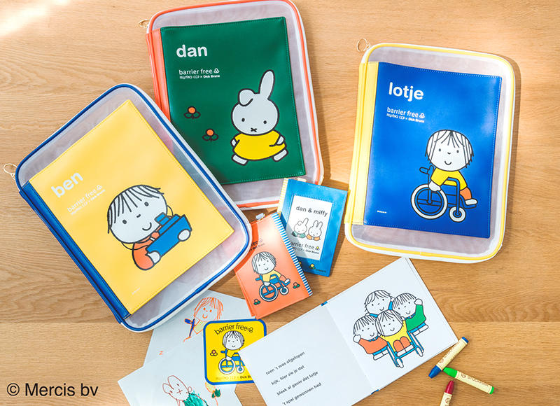 新製品 障がいのある人もない人も 明るく楽しむバリアフリー製品 両面窓の手帳ケース