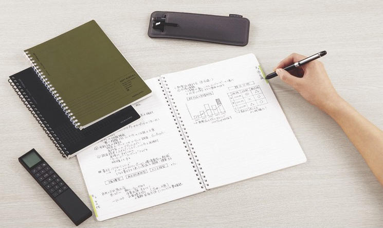 文具時評 筆記時にリングが気にならない 新感覚のリングノートに注目