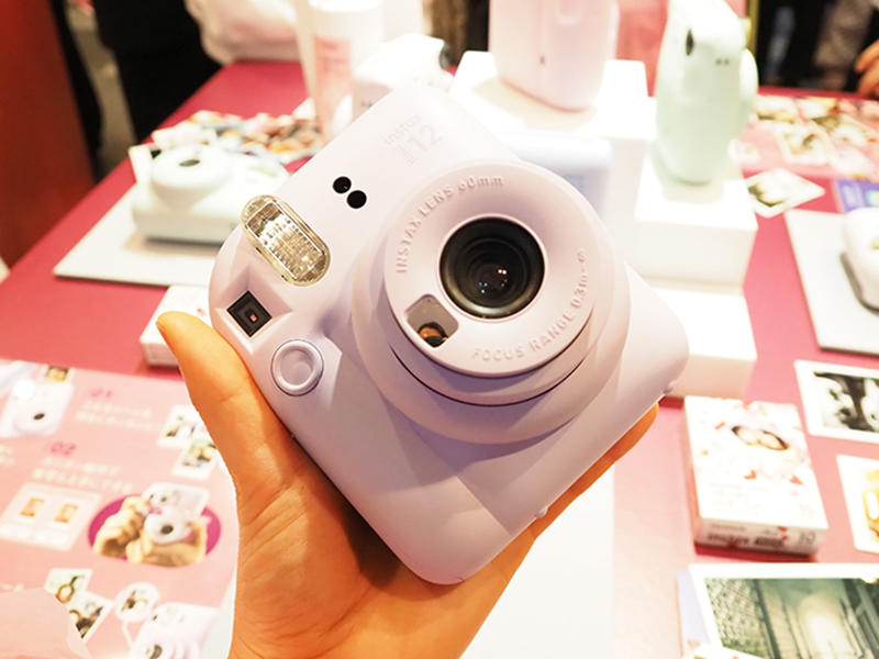 コレ注目！】編集部員がカメラ「チェキ」最新モデルの発表会を