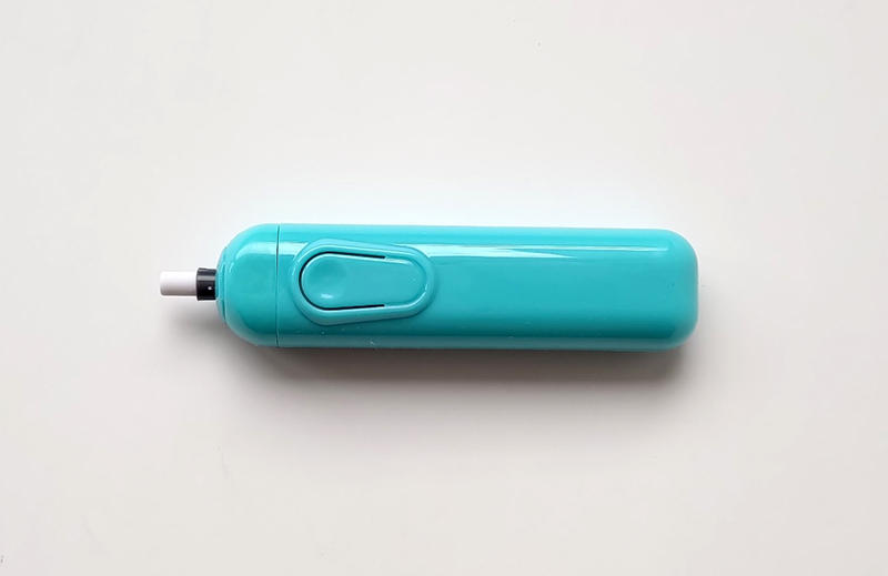 連載 車椅子ライターから見た 弱い力でも使いやすい文具たち 29 100円ショップで出会った指示棒と電動字消し 連載 車椅子ライターから見た 弱い力でも使いやすい文具たち 29 100円ショップで出会った指示棒と電動字消し