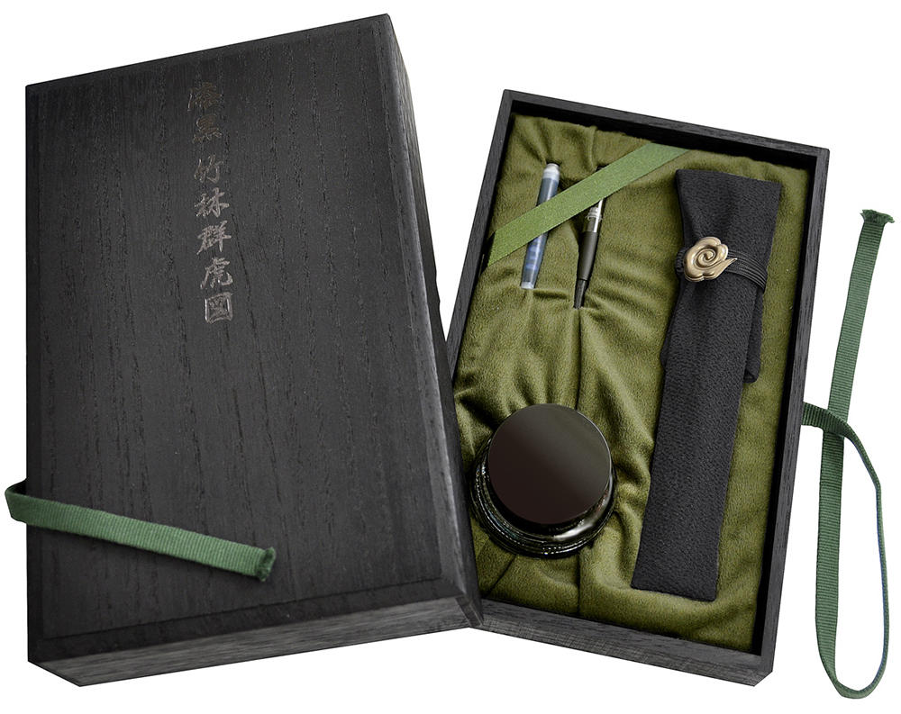新製品】漆黒に虎が浮かび上がる万年筆！プラチナ「出雲