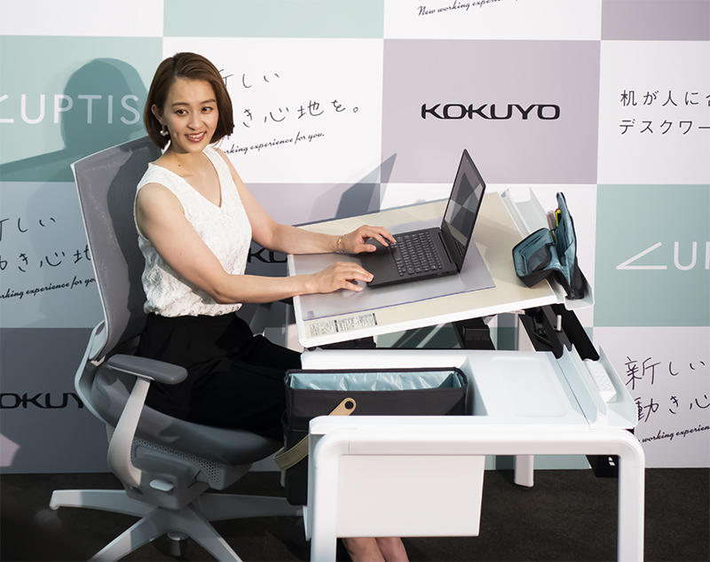 新製品】天板の角度が調整 できる新発想のワークステーション｜