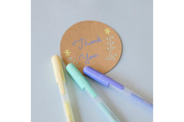 【報道関係者各位】淡く鮮やかなパステルカラーの色味が楽しめるノック式ボールペン「ボールサインⓇ シュガーノック」 12月上旬より新発売！-2.jpg