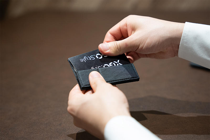 新製品】マグネットで挟むから、ミニマルでスマートに使える名刺入れ