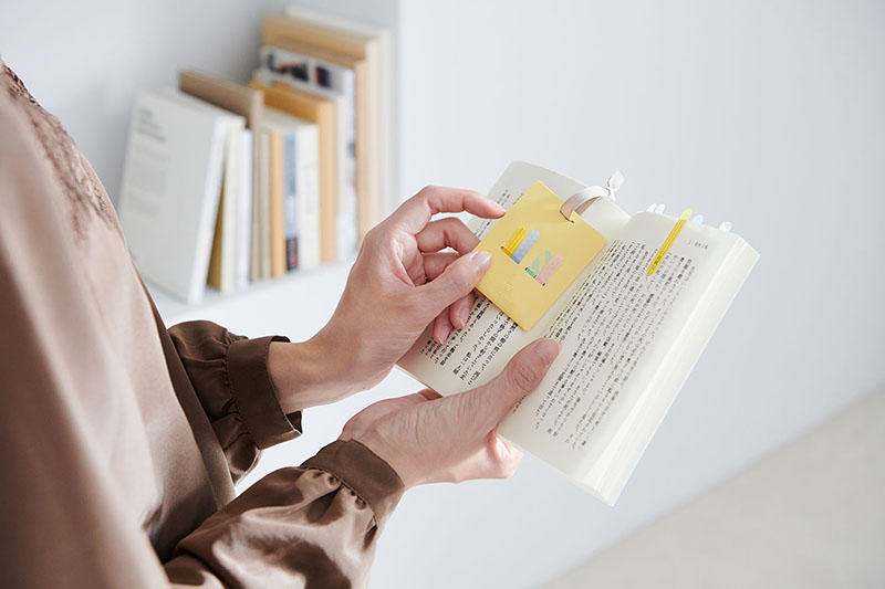 新製品】ページに“挟んで”持つふせん「ココフセンページ」｜