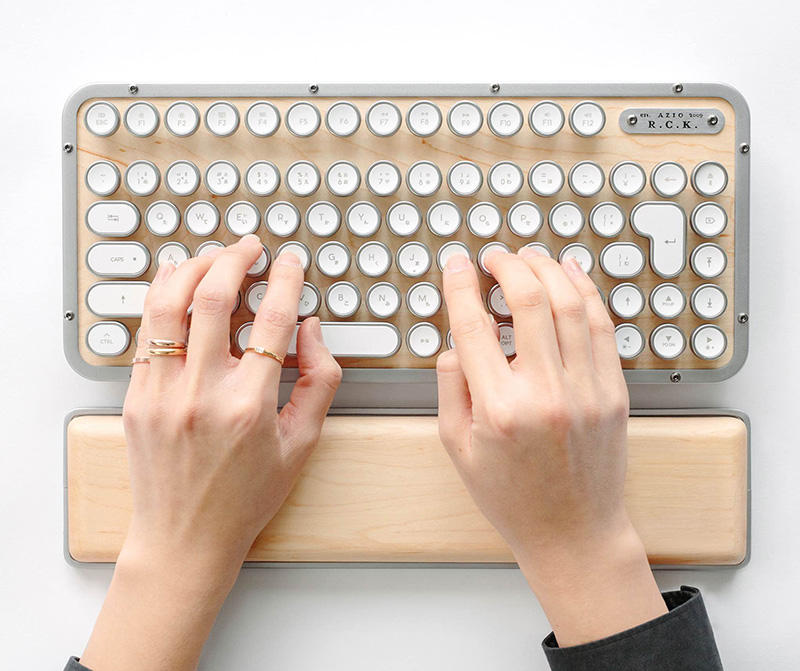 ニュース】タイプライターのようなデザインと打感。キーボード「AZIO